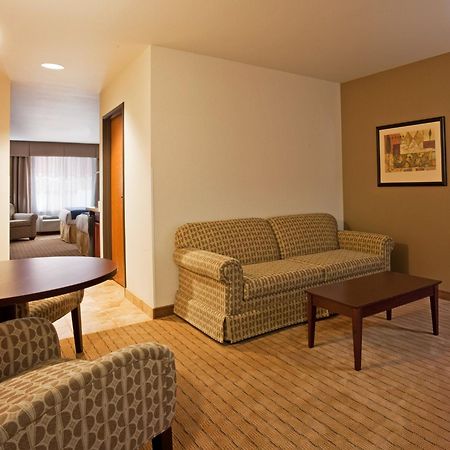 Holiday Inn Express Hotel & Suites Antigo By Ihg Exterior foto