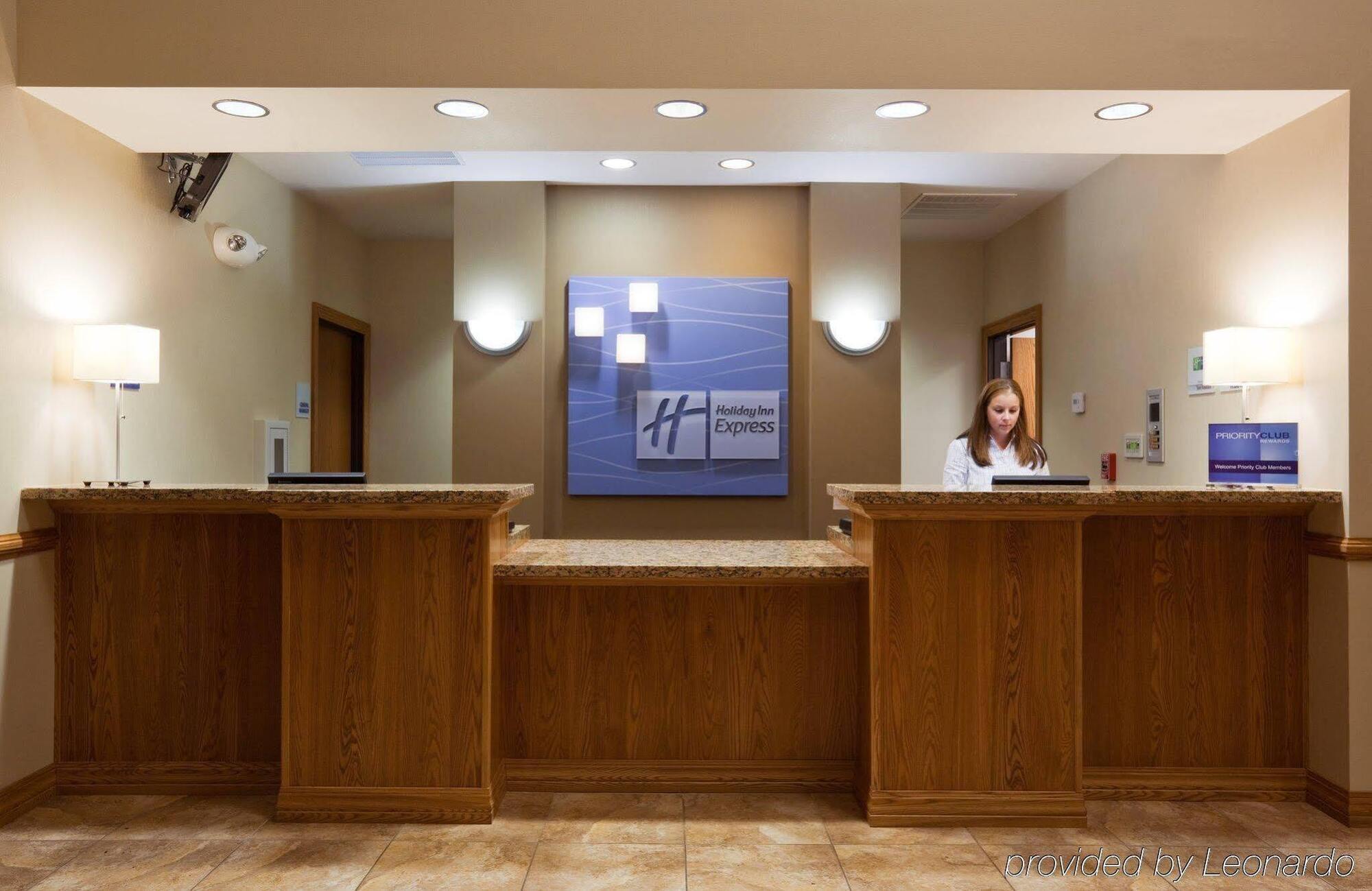 Holiday Inn Express Hotel & Suites Antigo By Ihg Exterior foto